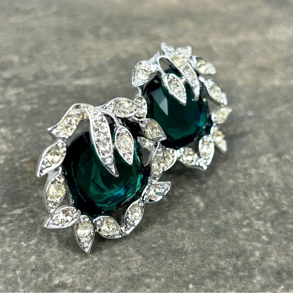 VINTAGE Sarah Coventry Huge Emerald Green Rhinestone Silver Formal Clip Ons - Picture 4 of 5